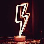 blitzförmige Neonlampe - Aufgenommen von Luis Miguel