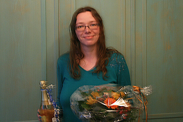 Andrea mit Blumenstrauß und Champanger