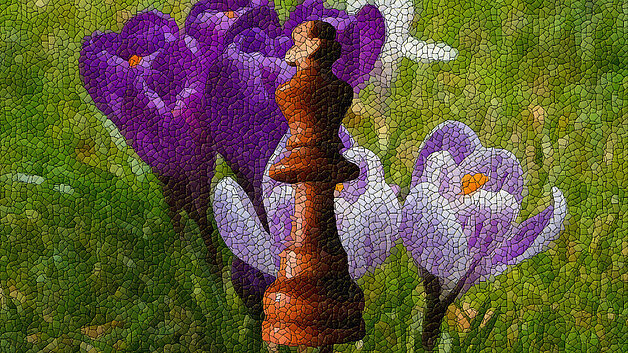 König aus dunklem Holz vor violetten Blumen